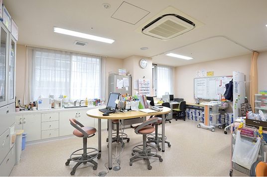 明るい職員作業室内部