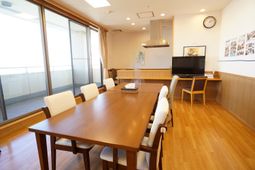 明るい食堂の様子