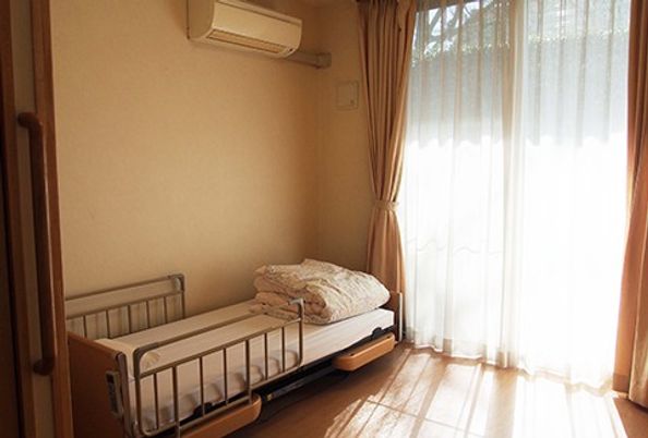 自然光が差し込む居室  