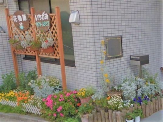 花々に囲まれたエントランス