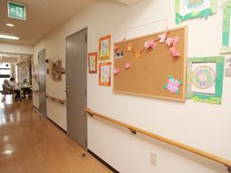 廊下に飾り付け掲示板
