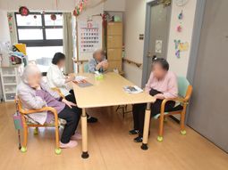 利用者が談笑する多目的室