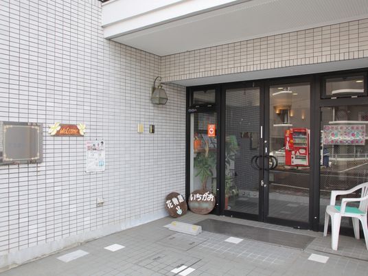 エントランスの明るい外観