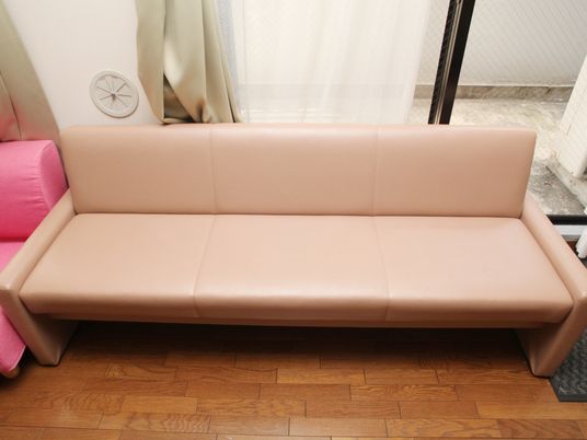 シンプルなベージュのソファ