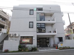 白い建物の外観