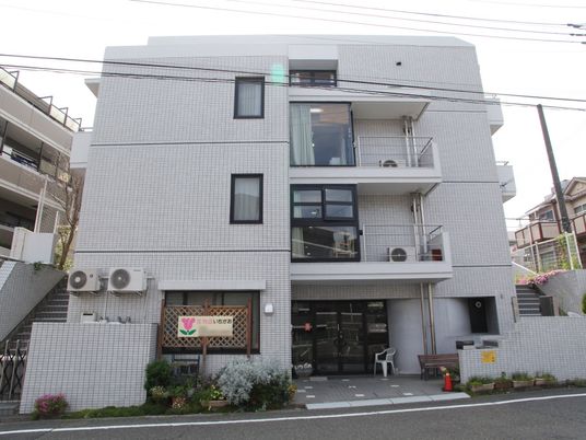 白い建物の外観