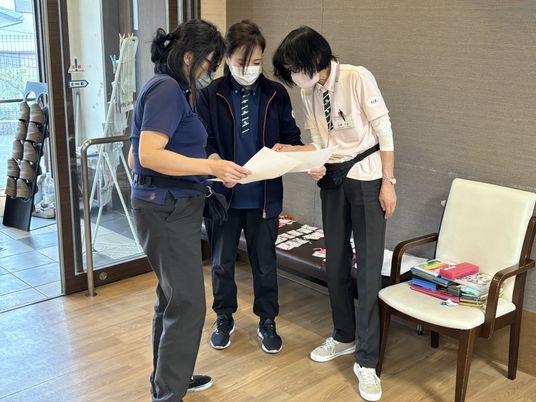 協力するスタッフロビー