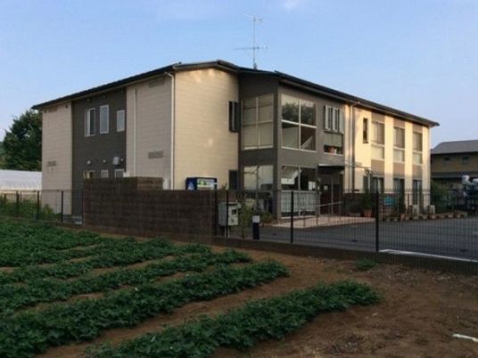 施設の外観と周囲の緑
