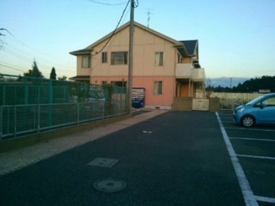 夕暮れ時の建物外観