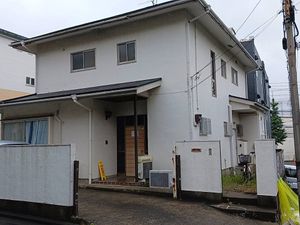 白い二階建て外観  