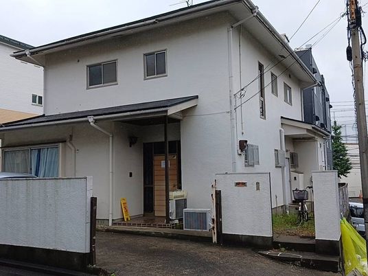 白い二階建て外観  