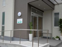 清潔なエントランス外観