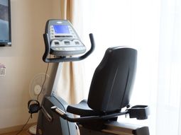 運動機器とカーテンのある部屋