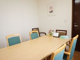 ミーティングテーブルと椅子