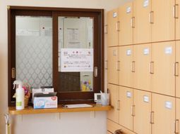 収納キャビネットと掲示スペース