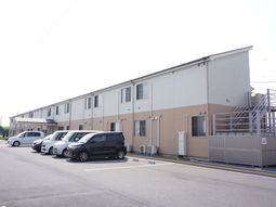 明るい外観の建物