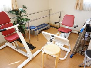  機能訓練器具の並ぶ部屋  