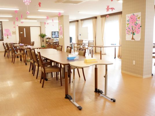  明るい広々食堂の様子 