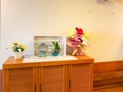 花と観葉植物のある棚