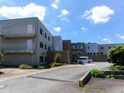 広々とした外観の施設