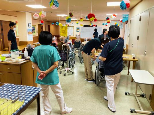 賑やかで活気あるダイニングルーム