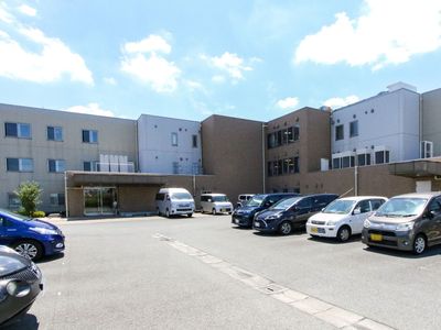 広々駐車場付き施設外観