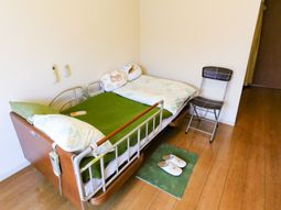 清潔な居室のベッドと椅子
