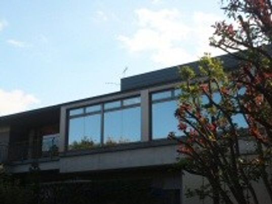 日差しの差し込む建物外観