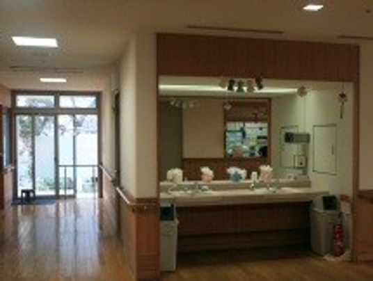 清潔な洗面台の廊下