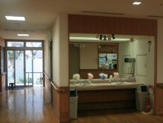 洗面台のある廊下 廊下 広々とした廊下には、自然光が差し込み、洗面台が備わっています。生活しやすい環境です。