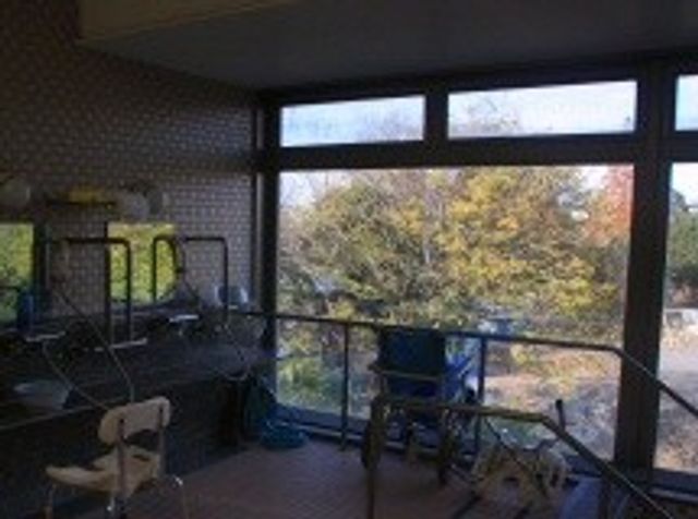 庭が見える室内 機能訓練室 大きな窓から自然光がたっぷり入り込み、明るいトレーニングスペースになっています。