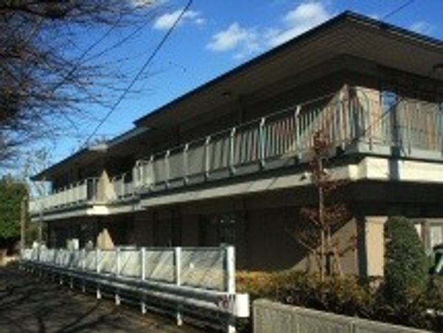 外観の建物 外観 広々としたバルコニーを備えた建物です。自然環境に囲まれ、穏やかな雰囲気が漂っています。