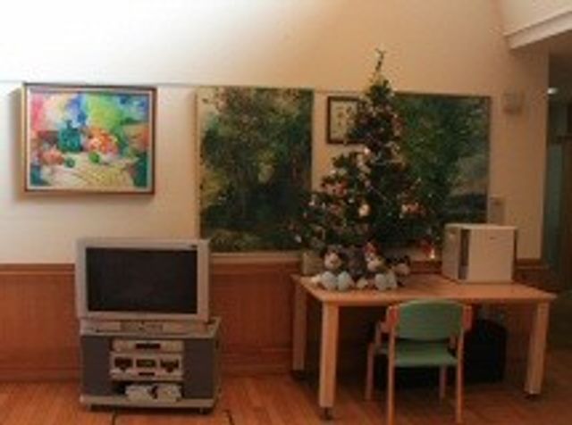明るい空間のリビング リビング 絵画や大きなクリスマスツリーが飾られた、明るく温かみのあるスペースです。リラックスしたひとときを過ごせます。