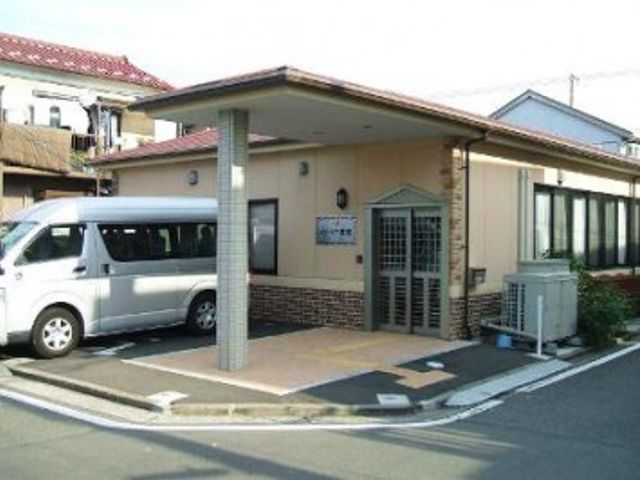 広々とした建物外観 外観 開放的な空間を提供する明るい施設の外観です。車の乗り降りもスムーズに行えます。