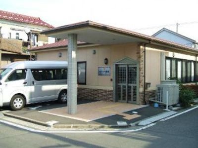 広々とした建物外観