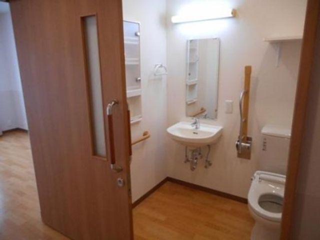 バリアフリーの清潔なトイレ トイレ 手すりが設置されたバリアフリーのトイレです。清潔を保ちやすい構造になっており、快適な使い心地を提供しています。