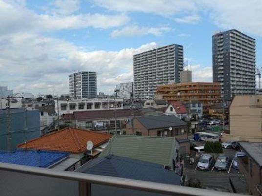 街の景色を一望できるバルコニー