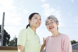 スタッフと利用者の笑顔