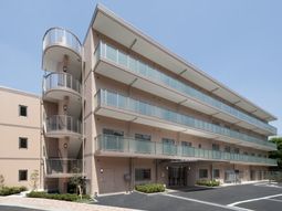 明るい外観の建物