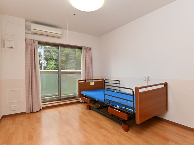清潔な居室 居室 窓から自然光が入る明るい居室です。電動ベッドが備え付けられ、快適にお過ごしいただけます。