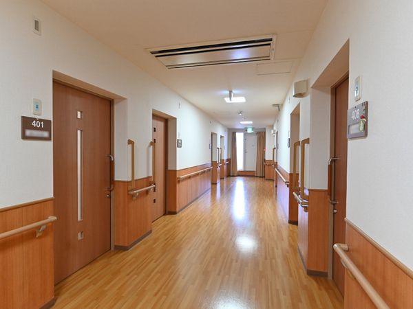 清潔感ある廊下と部屋の扉