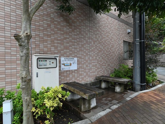 中庭の様子 外観 緑あふれる屋外休憩所で、ひとときのくつろぎが得られる環境が整っております。ベンチでのんびりと自然を感じながら時間を過ごせます。