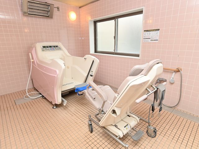 バリアフリー対応浴室 機械浴槽 安全に配慮した設計の浴室です。手すりやチェアを設置し、快適にご利用いただけるよう工夫しています。