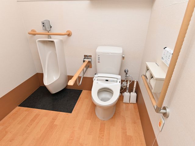 バリアフリー設計のトイレ トイレ 安全なサポートバー付きの清潔感あるトイレ空間。利用者の安定した動作を支え、安心してご利用いただけます。
