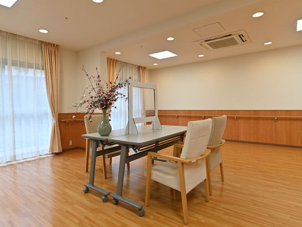 明るい多目的室の一角
