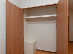 整頓された洋室のクローゼット