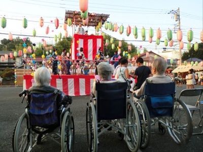 夏祭りを楽しむ人々