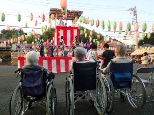 夏祭りを楽しむ人々