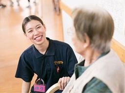 笑顔で会話するスタッフと利用者