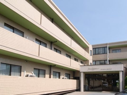 清潔感のある建物のエントランス